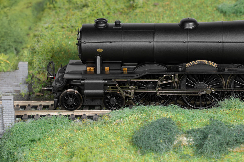 Hornby R30454 LNER Class A3 No.4472 "Flying Scotsman" (VE Day 80th Anniversary) DCC Ready, OO Gauge