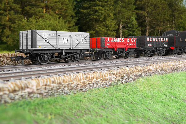 Hornby R60103 (Pack of 3) Plank Wagons 'BW & Co', 'J-James & Co', 'Newstead' OO Gauge