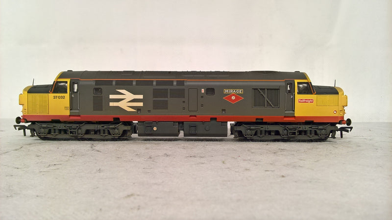 Bachmann 32-775SD Class 37-0 37032 "Mirage" BR Railfrieght Red Stripe Weathered Regional Exclusive Model DCC Ready OO Gauge (Pre-owned)