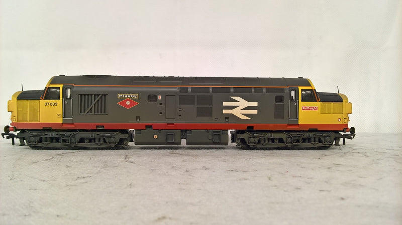 Bachmann 32-775SD Class 37-0 37032 "Mirage" BR Railfrieght Red Stripe Weathered Regional Exclusive Model DCC Ready OO Gauge (Pre-owned)