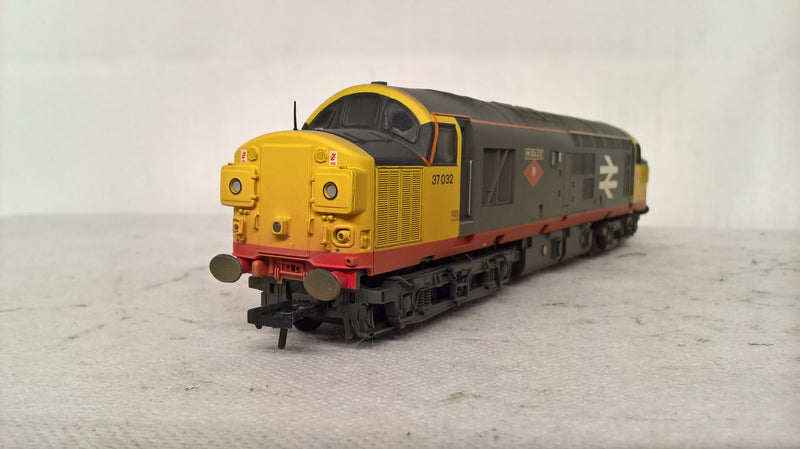 Bachmann 32-775SD Class 37-0 37032 "Mirage" BR Railfrieght Red Stripe Weathered Regional Exclusive Model DCC Ready OO Gauge (Pre-owned)